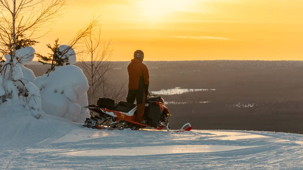 Moottorikelkkailija vaaran päällä
