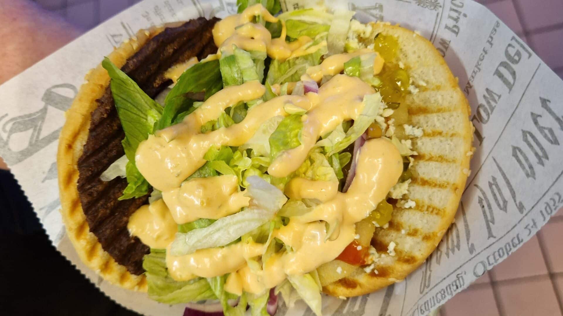 Pienet makkaraperunat kebabilla ja valkosipulimajoneesilla