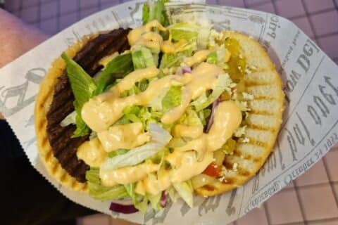 Pienet makkaraperunat kebabilla ja valkosipulimajoneesilla