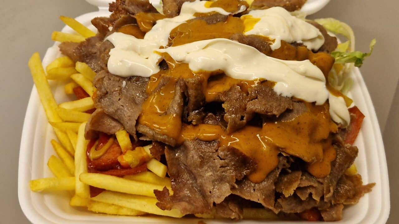Sörsseli ruoka-annos, joka sisältää mm. ranskalaiset , kebab-lihaa ja majoneesia