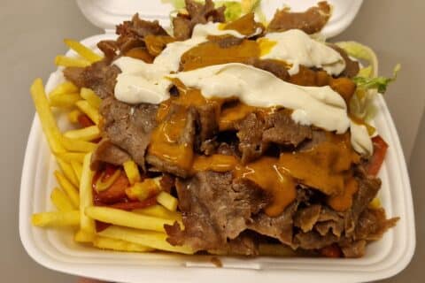 Pienet makkaraperunat kebabilla
