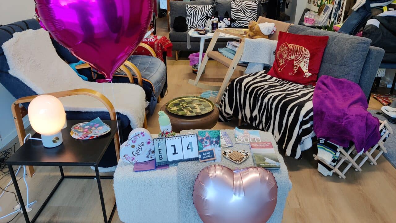 Atima - A Timen sisällä myytäviä tuotteita ja lisäksi kolme nojatuolia.