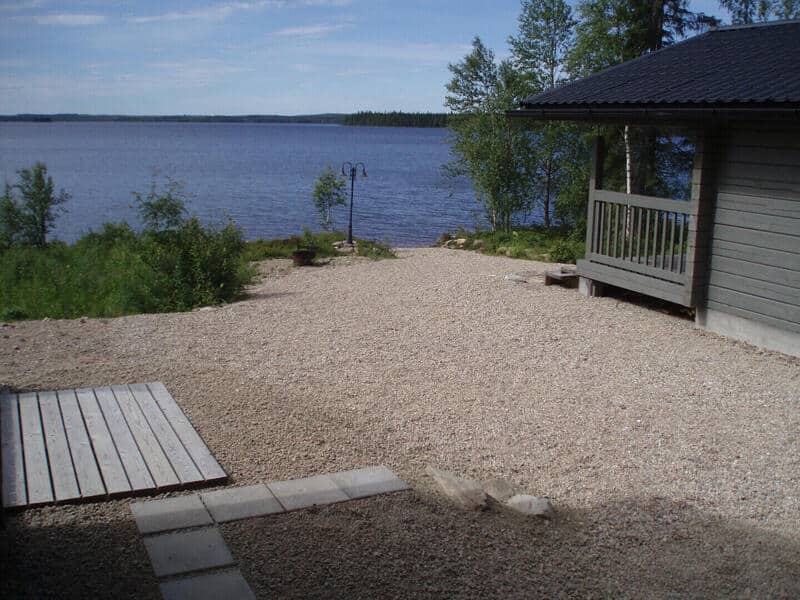 Kellokanervan hiekkapiha ja järvenranta.