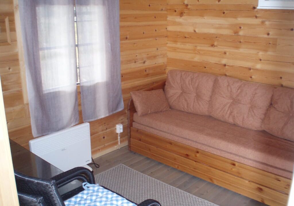 Kellokanervan saunan tuvassa puurunkoinen levitettävä sohva.