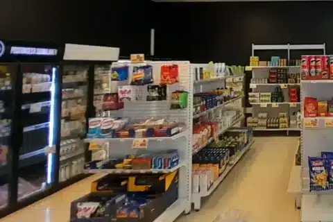 Kaupan hyllyllä makeisia ja muita tuotteita