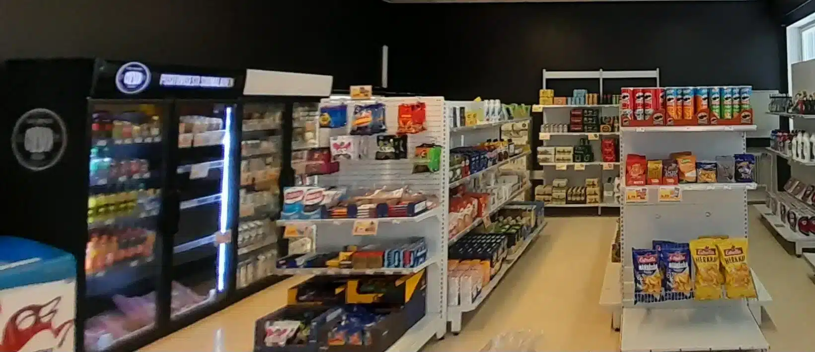 Kaupan hyllyllä makeisia ja muita tuotteita