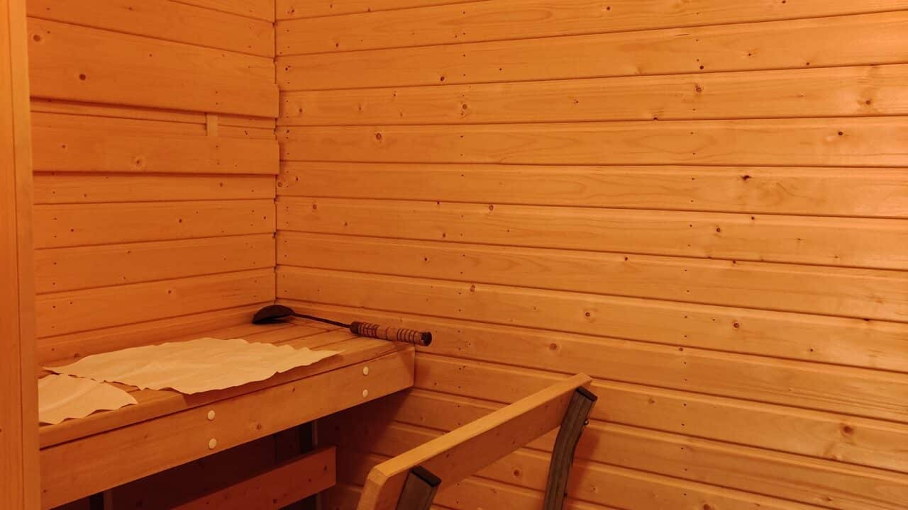 Saunassa puiset ja ruskeat seinät ja lauteet
