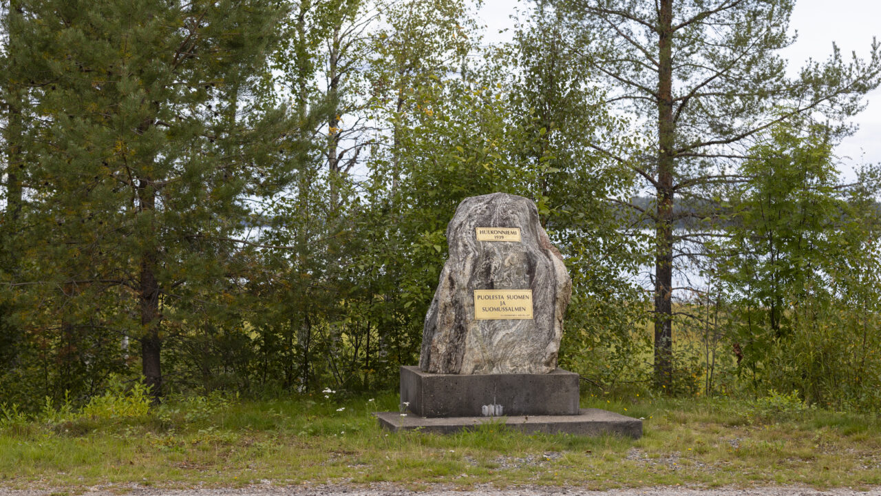 Hulkonniemen muistomerkki Hulkonniemessä, Kiantajärven rannalla.